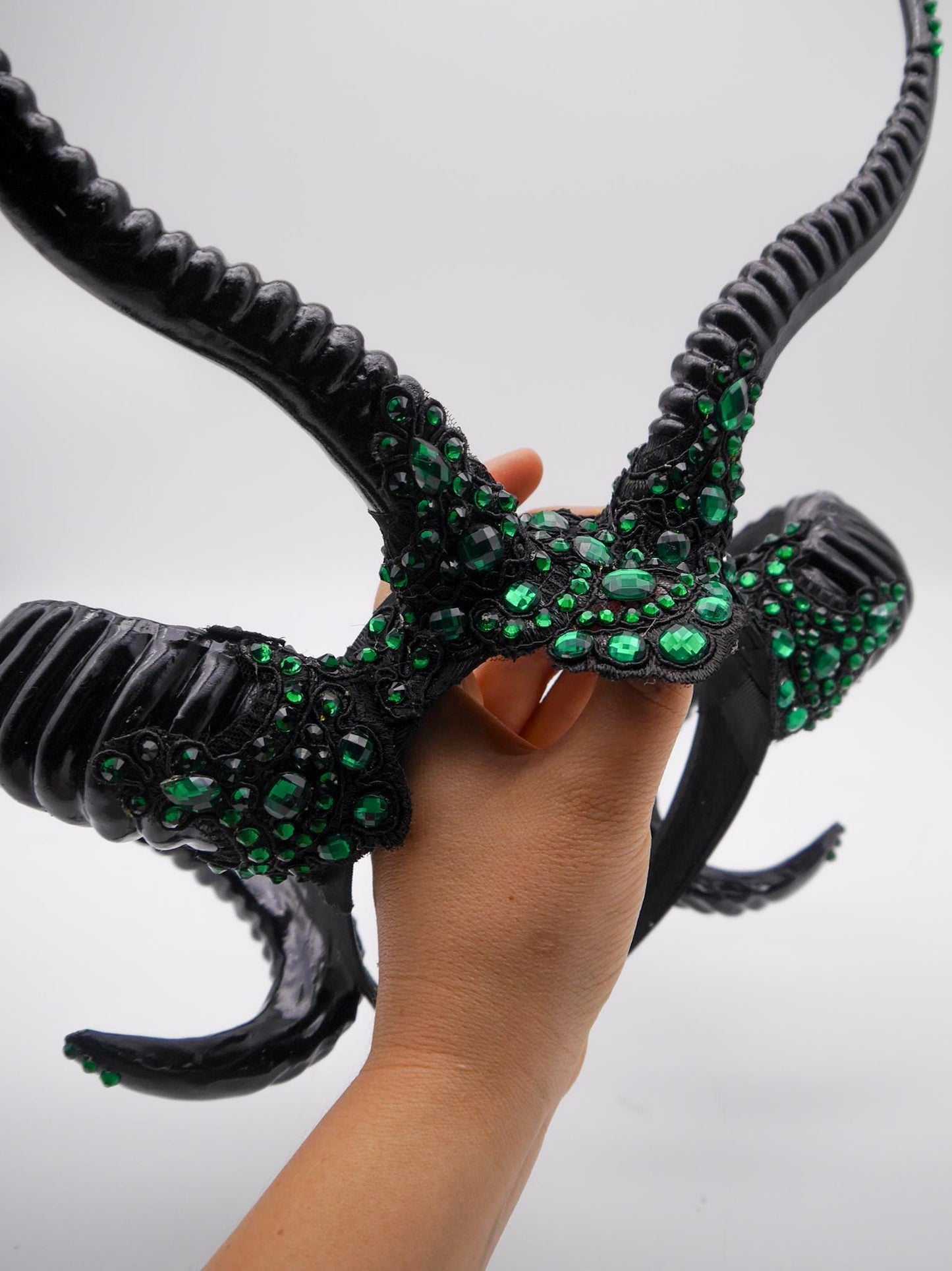 Double Horns – Emerald Noir Collection ~ gothic Hörner ~ Fantasy ~ Kopfschmuck ~ Dämon ~ Hexe ~ Festival ~ occult ~ wicca ~ Maleficent