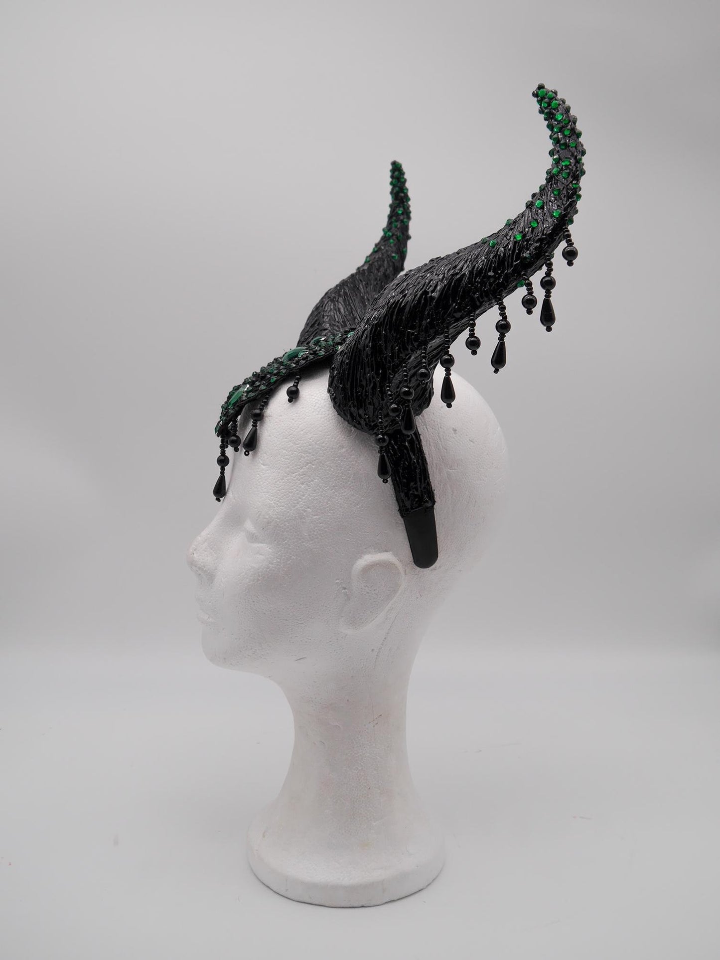 Maleficent Horns – Emerald Noir Collection ~ gothic Hörner ~ Fantasy ~ Kopfschmuck ~ Dämon ~ Hexe ~ Festival ~ occult ~ wicca ~ Maleficent