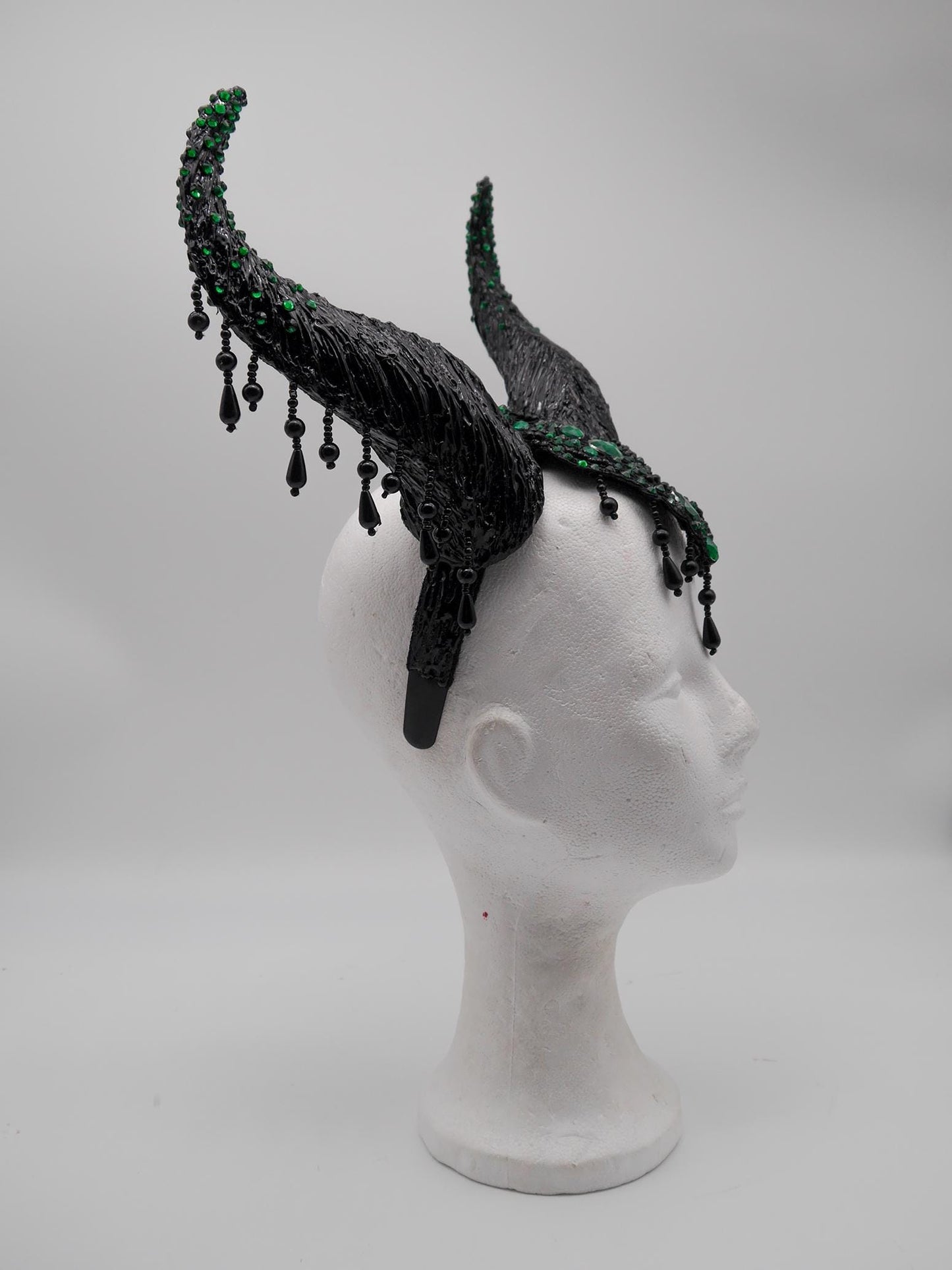 Maleficent Horns – Emerald Noir Collection ~ gothic Hörner ~ Fantasy ~ Kopfschmuck ~ Dämon ~ Hexe ~ Festival ~ occult ~ wicca ~ Maleficent