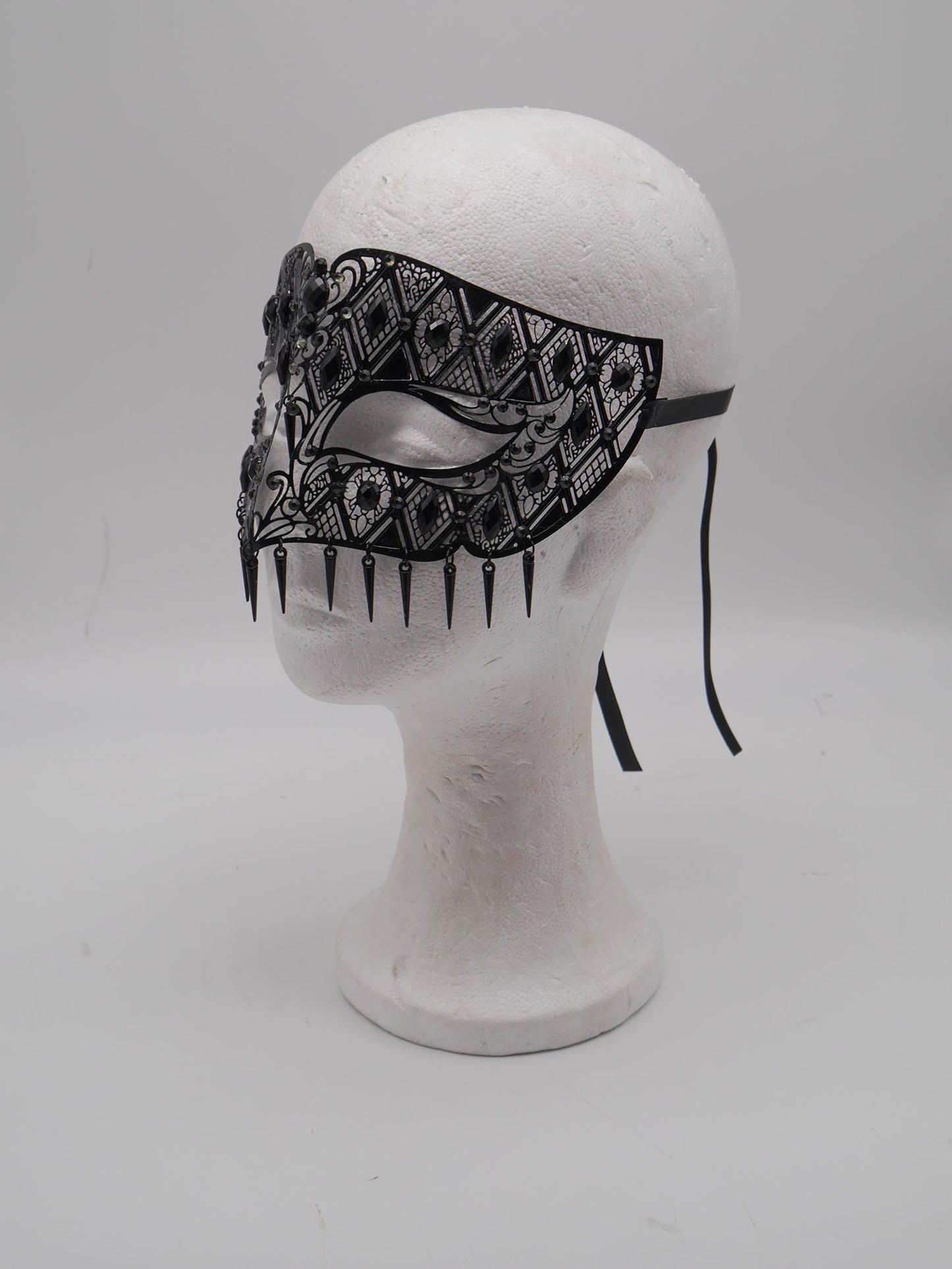Obsidian Queen – Victorian Gothic Filigree Masquerade Mask
