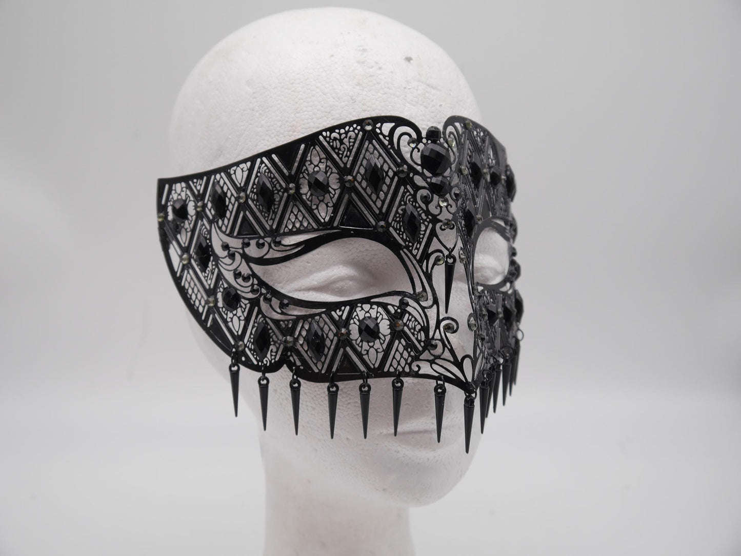 Obsidian Queen – Victorian Gothic Filigree Masquerade Mask