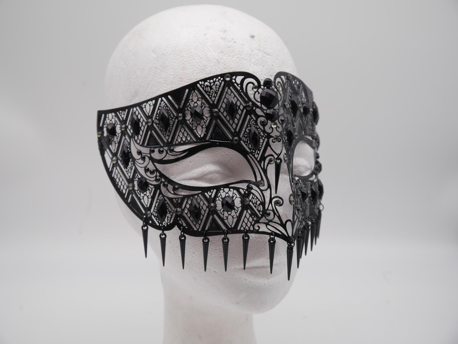 Obsidian Queen – Victorian Gothic Filigree Masquerade Mask