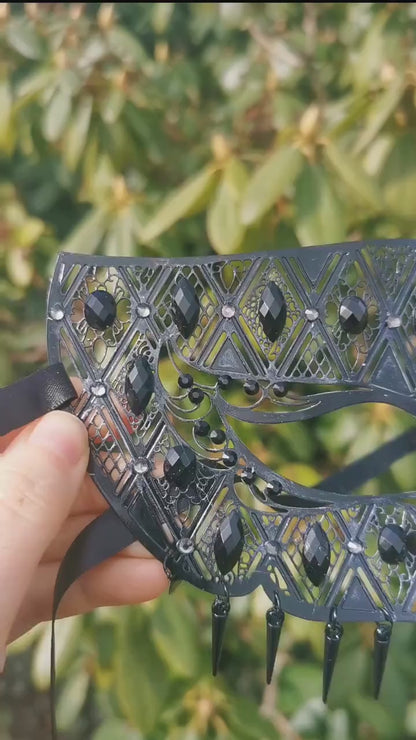 Obsidian Queen – Victorian Gothic Filigree Masquerade Mask